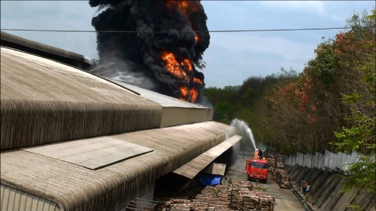 ไฟไหม้วอดโรงรมยางที่นครศรีฯเสียหายหลายสิบล้าน ไฟไหม้วอดโรงรมยางที่นครศรีฯเสียหายหลายสิบล้าน