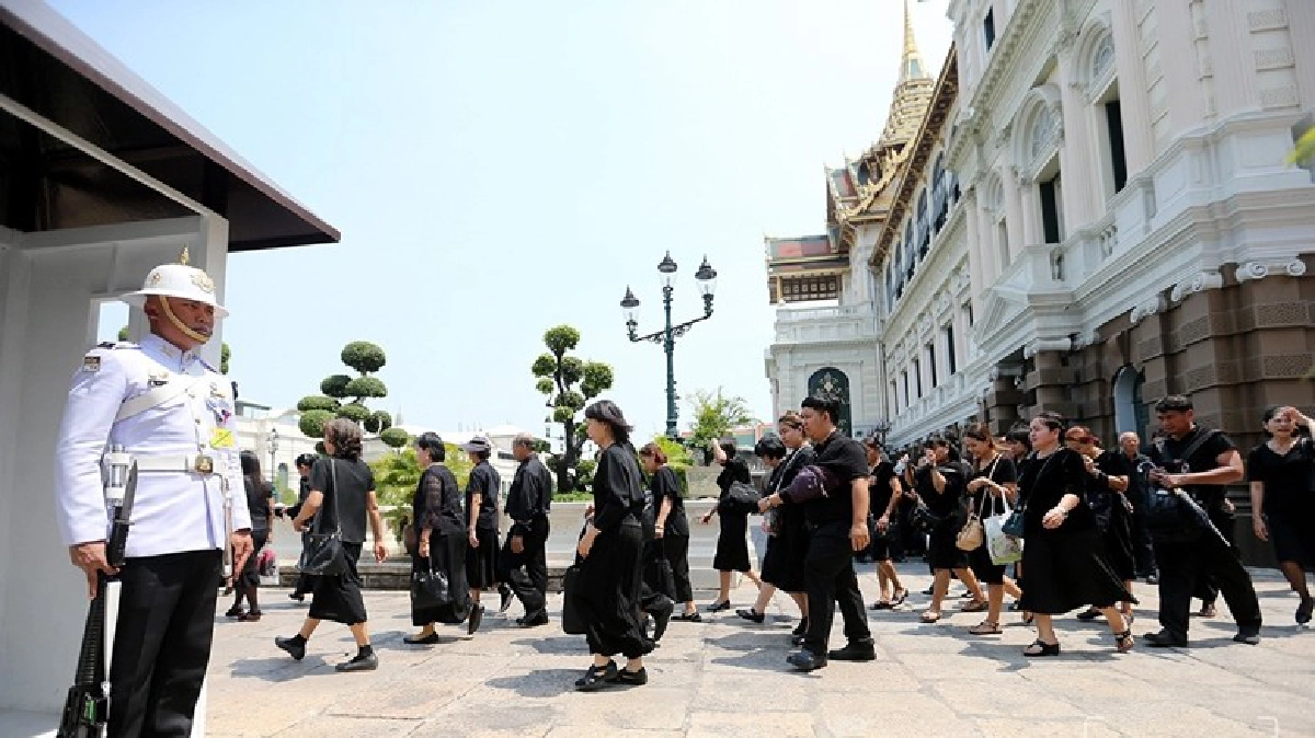 ประชาชนเข้าสักการะพระบรมศพ ร.9 ประชาชนเข้าสักการะพระบรมศพ ร.9