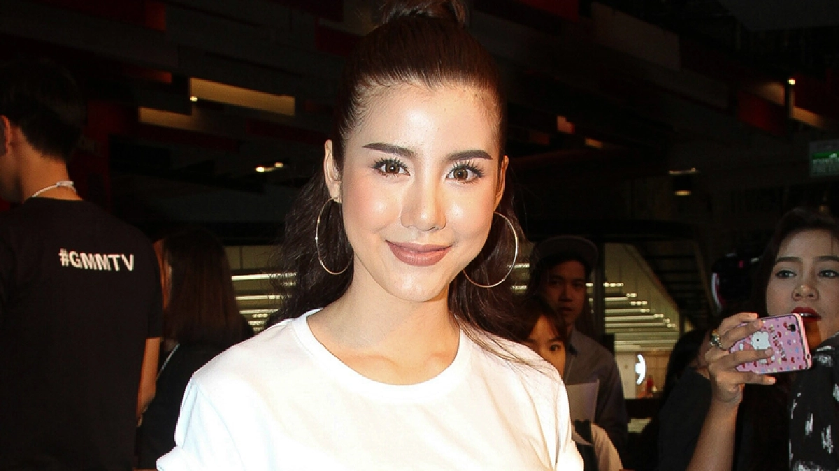 เอาอีกแล้ว! ‘เอสเธอร์’ โต้นางเอกสตรอว์เบอร์รี่ทำอีเว้นท์ป่วน เอาอีกแล้ว! ‘เอสเธอร์’ โต้นางเอกสตรอว์เบอร์รี่ทำอีเว้นท์ป่วน