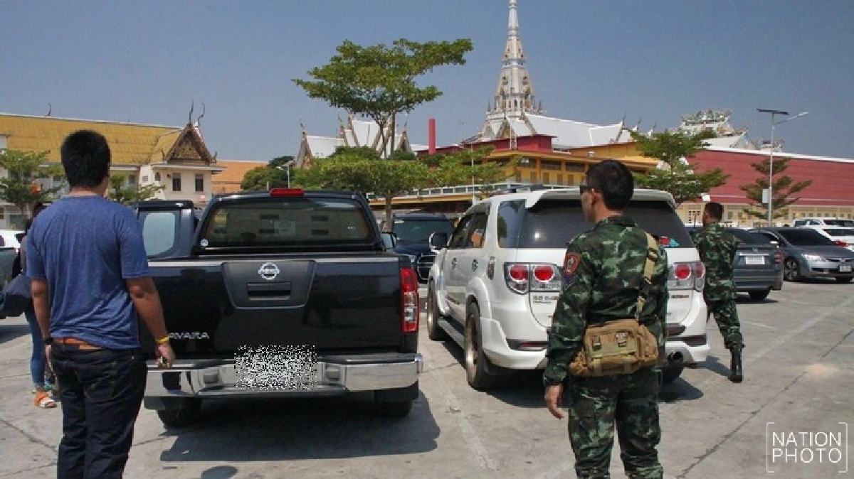 ทหารตรวจสอบกวนรีโมทล็อกรถวัดโสธรฯ ทหารตรวจสอบกวนรีโมทล็อกรถวัดโสธรฯ