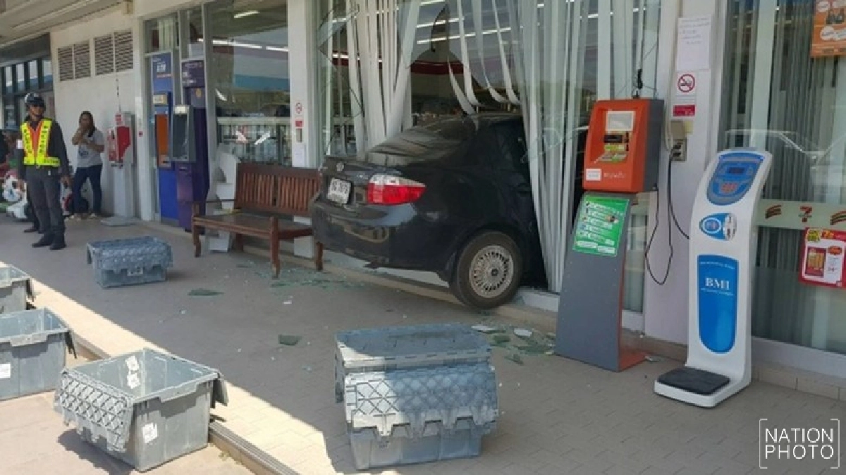 ลุงขับเก๋งพุ่งชนร้านสะดวกซื้อพังยับ