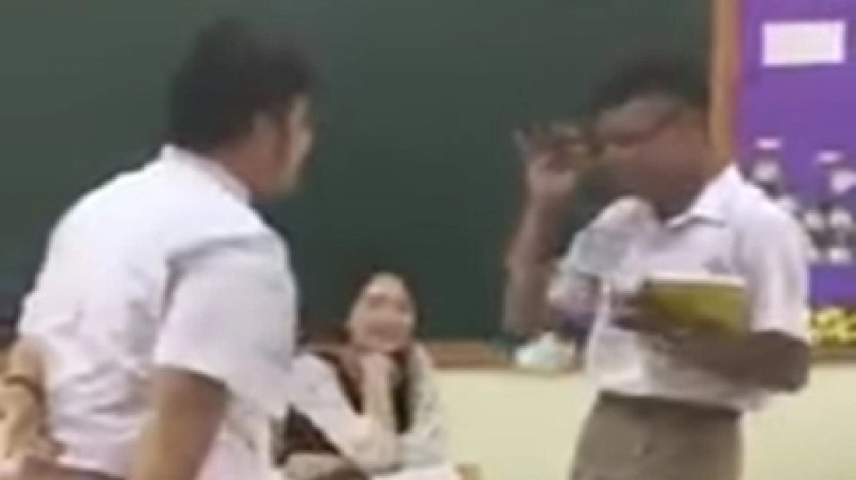 สองนางสนทนาภาษาจีน (ชมคลิป)
