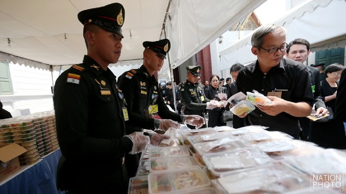 พสกนิกรอิ่มท้องอาหารพระราชทานของสมเด็จพระเจ้าอยู่หัว 