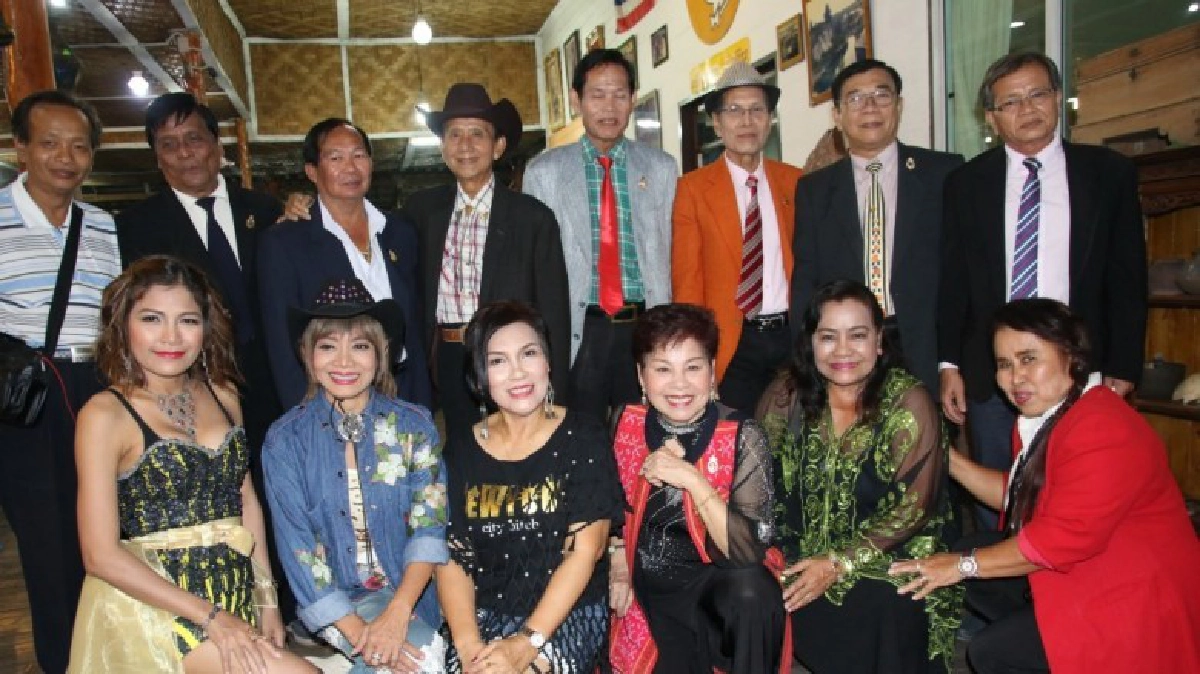 12นักร้องรุ่นเดอะจูงมือ เปิดตัวลูกทุ่ง"บานไม่รู้โรย" 12นักร้องรุ่นเดอะจูงมือ เปิดตัวลูกทุ่ง"บานไม่รู้โรย"