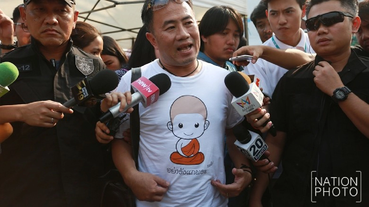 คุมตัวหนุ่มสวมเสื้อ "อย่ารังแกพระ" คุมตัวหนุ่มสวมเสื้อ "อย่ารังแกพระ"