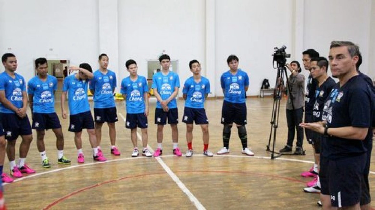 โต๊ะเล็ก ยู-20 ชุดชิงแชมป์เอเชียรายงานตัวพร้อมหน้า โต๊ะเล็ก ยู-20 ชุดชิงแชมป์เอเชียรายงานตัวพร้อมหน้า