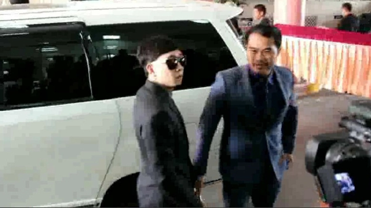 "เบนซ์ เรซซิ่ง"เข้าพบตำรวจปส.แล้วโดน2ข้อหา-ค้านประกัน "เบนซ์ เรซซิ่ง"เข้าพบตำรวจปส.แล้วโดน2ข้อหา-ค้านประกัน
