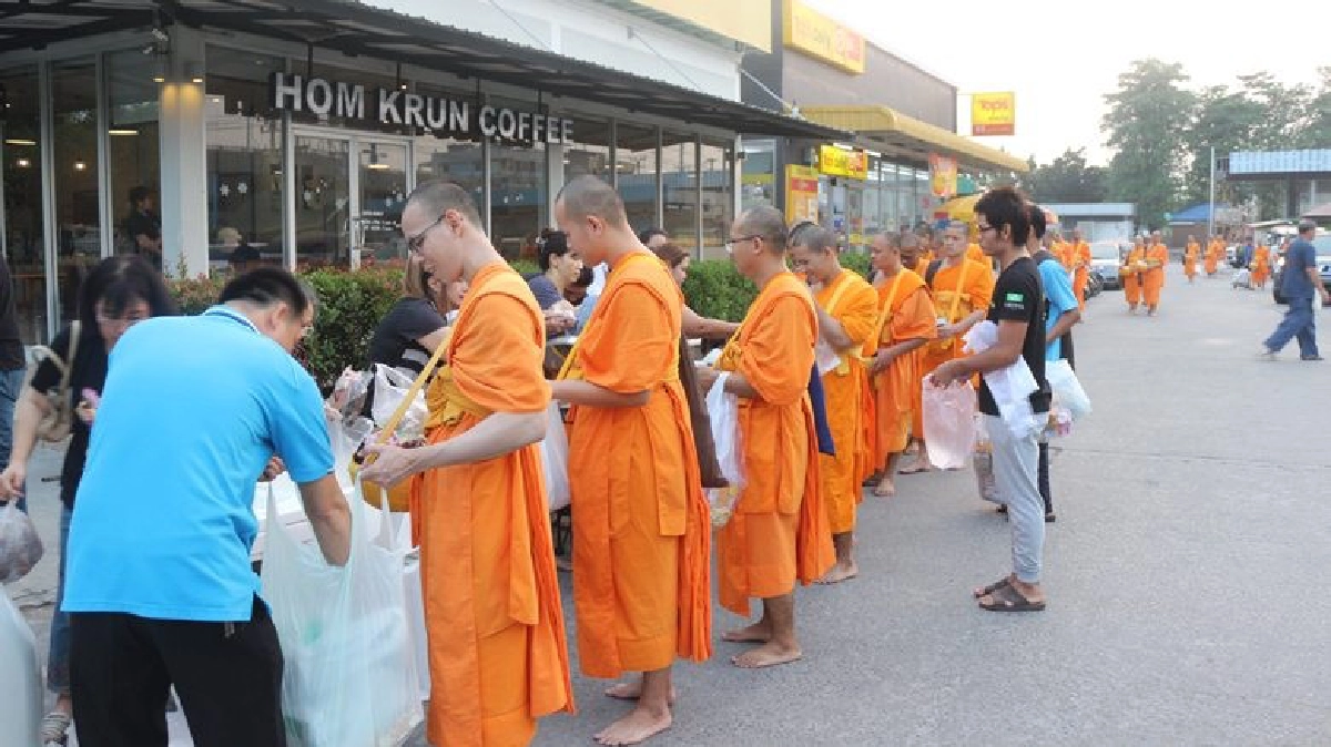 วัดพระธรรมกายวันนี้ยังเงียบ-ปชช.ใส่บาตรปกติ