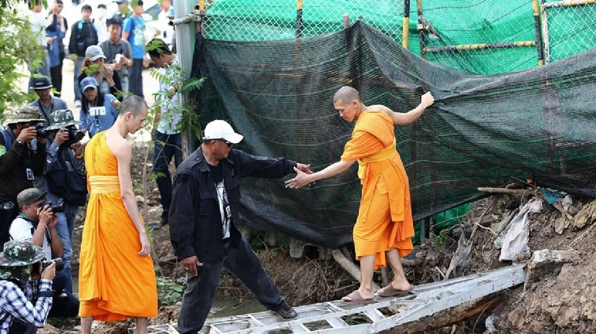 เดินข้ามดีๆ นะจ๊ะ หลวงพี่ (ภาพชุด) เดินข้ามดีๆ นะจ๊ะ หลวงพี่ (ภาพชุด)
