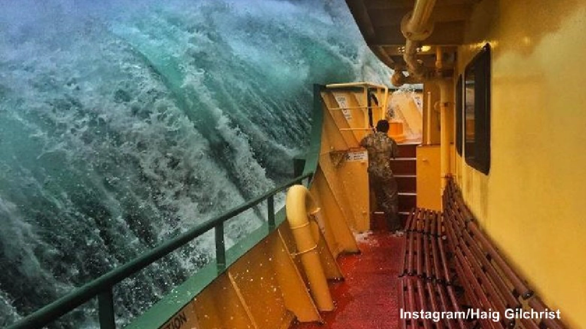 ภาพชวนตะลึง เรือข้ามฟากซิดนีย์ผจญคลื่นพิโรธ ภาพชวนตะลึง เรือข้ามฟากซิดนีย์ผจญคลื่นพิโรธ