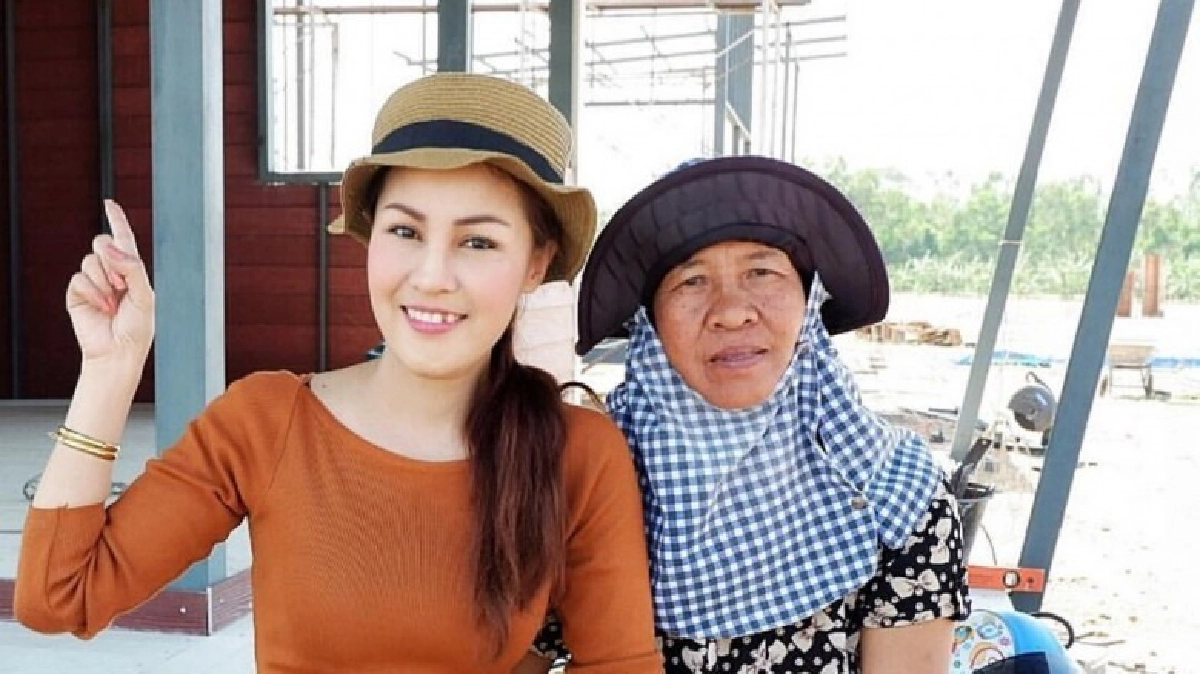 'หญิงลี' ช็อคคาตา!!! แม่ถูกรถพุ่งชนต่อหน้า 'หญิงลี' ช็อคคาตา!!! แม่ถูกรถพุ่งชนต่อหน้า