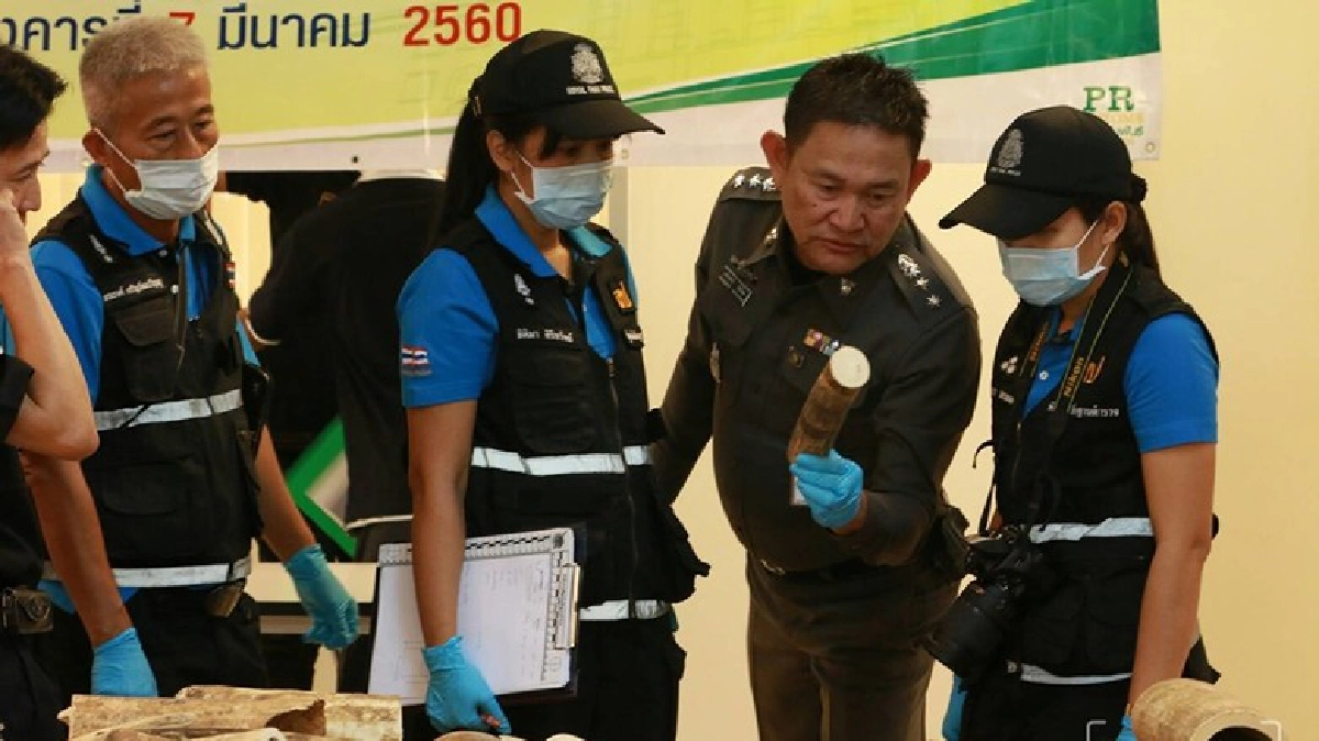 ยึดงาช้างลักลอบนำเข้ามูลค่า 17 ล้าน (ภาพชุด) ยึดงาช้างลักลอบนำเข้ามูลค่า 17 ล้าน (ภาพชุด)