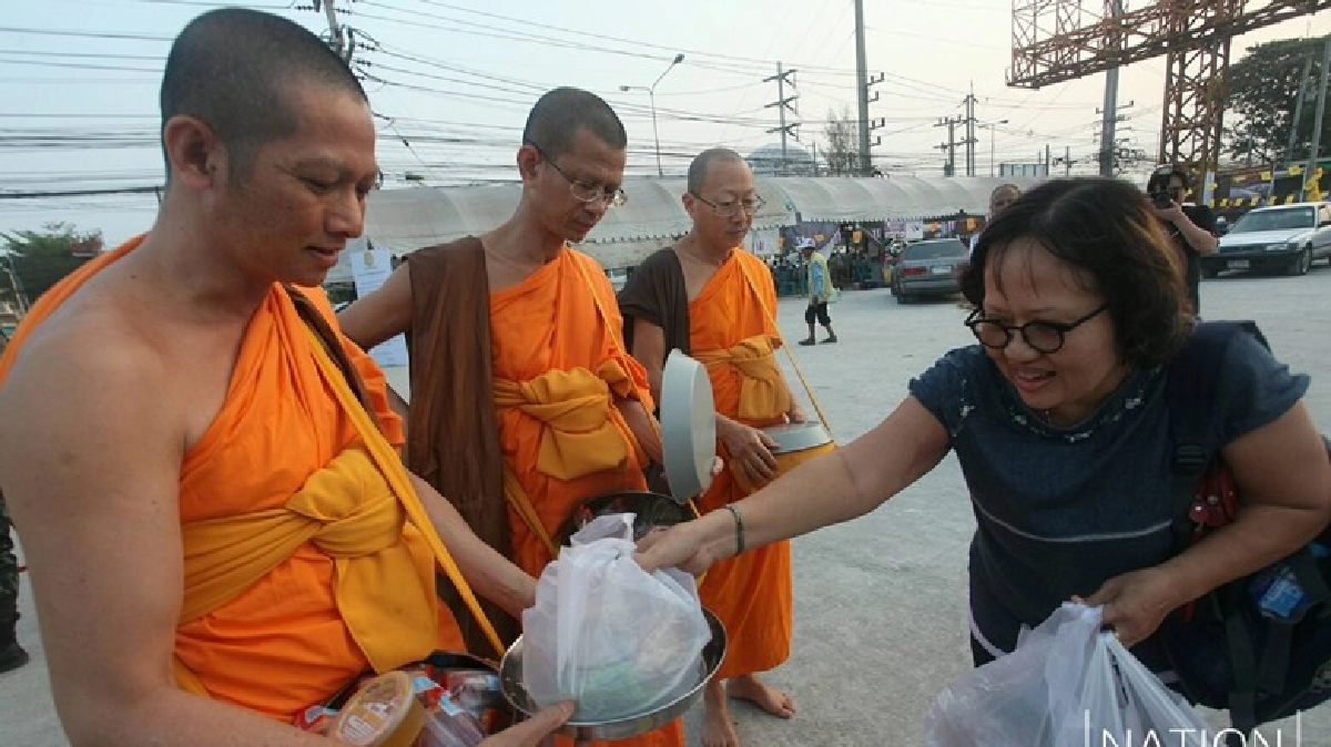 ศิษยานุศิษย์ธรรมกาย ทำบุญตักบาตรตามปกติ