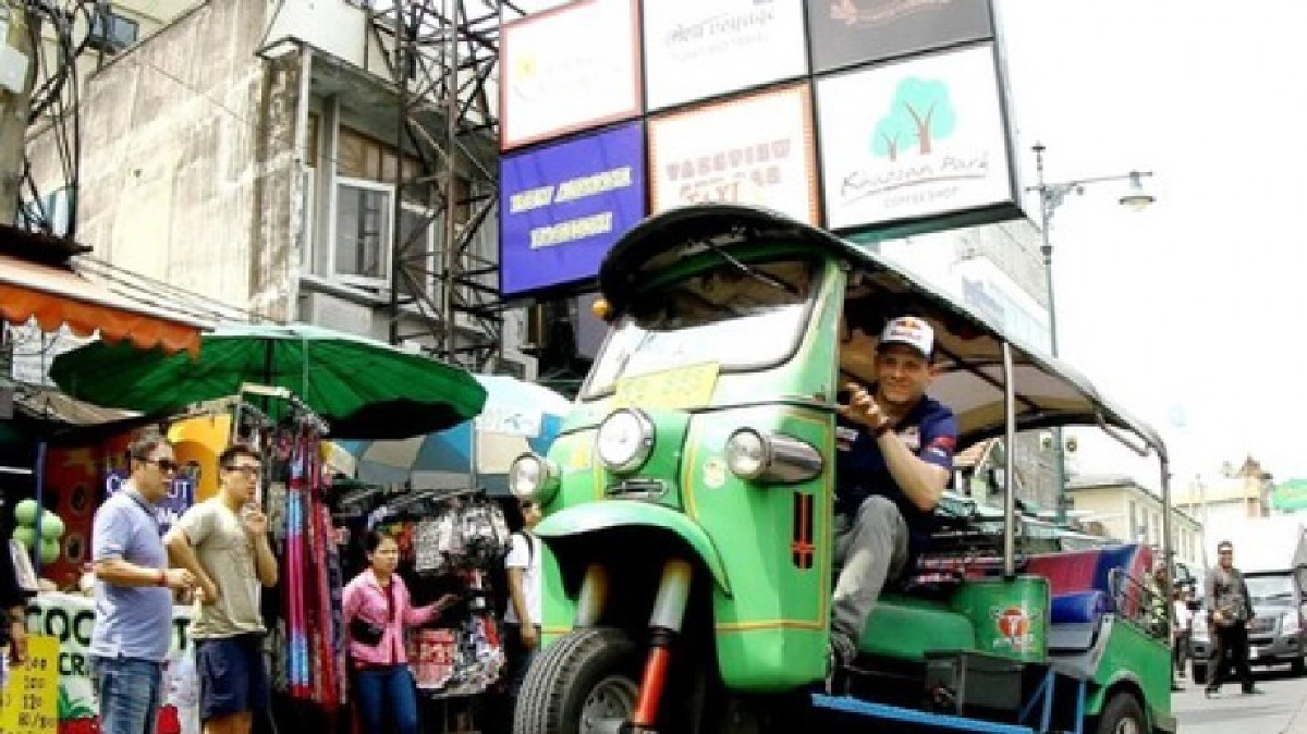 ฮือฮา! “นักบิดระดับโลก” ทัวร์ตุ๊กตุ๊กเที่ยวกรุงเทพฯ  