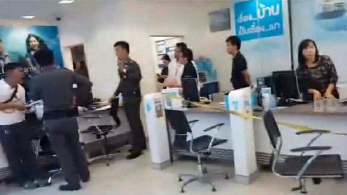 โจรเหิมบุกเดี่ยวแบงก์กรุงไทยปืนจี้กวาด3แสนหนี-ตร.รวบทันควัน โจรเหิมบุกเดี่ยวแบงก์กรุงไทยปืนจี้กวาด3แสนหนี-ตร.รวบทันควัน