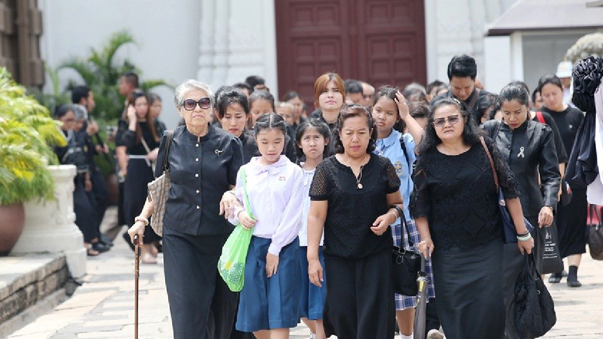 ประชาชนเกือบสามหมื่นสักการะพระบรมศพ ประชาชนเกือบสามหมื่นสักการะพระบรมศพ