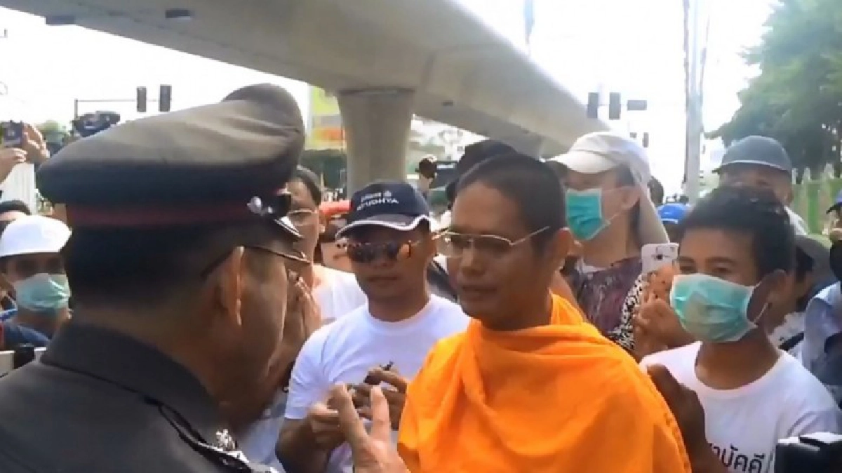 ตร.จัดหนักส่งกำลังรับมือสาวก-ให้กำลังใจพระเสกสรรค์มอบตัว ตร.จัดหนักส่งกำลังรับมือสาวก-ให้กำลังใจพระเสกสรรค์มอบตัว