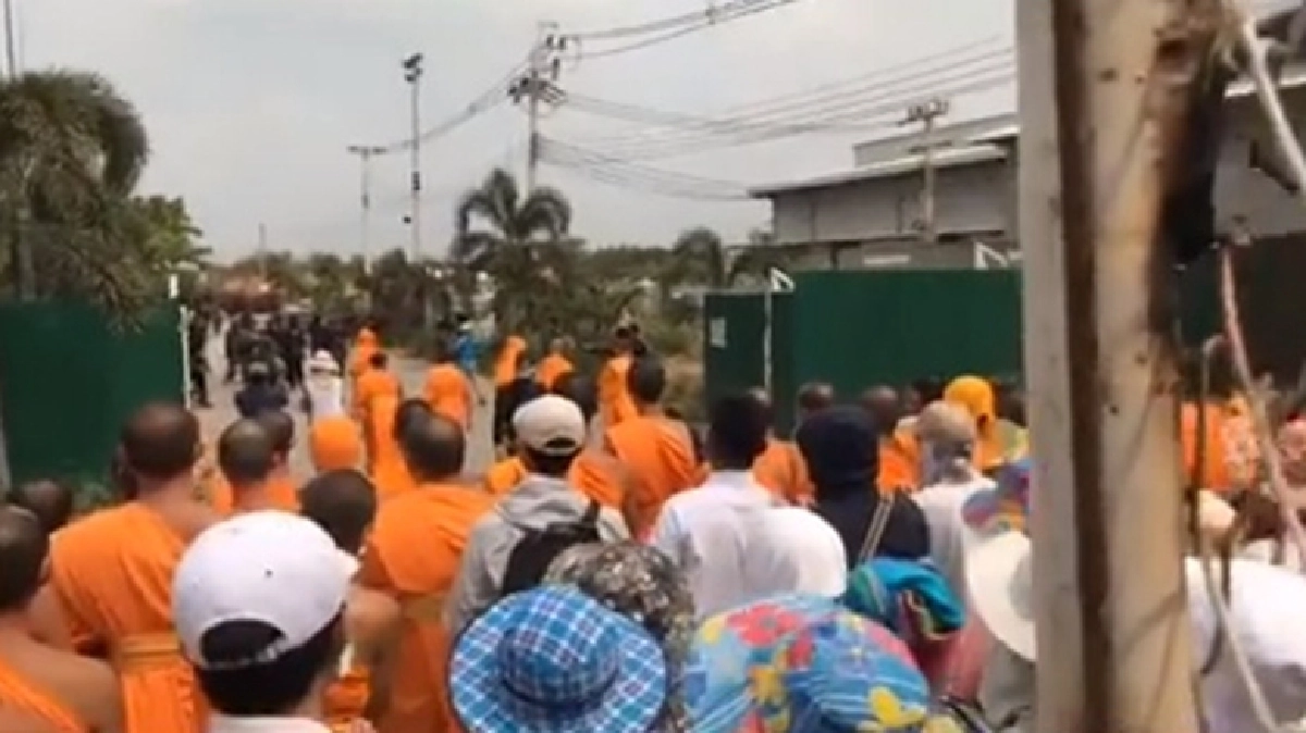 ชุลมุนประตู 4 วัดพระธรรมกาย ชุลมุนประตู 4 วัดพระธรรมกาย