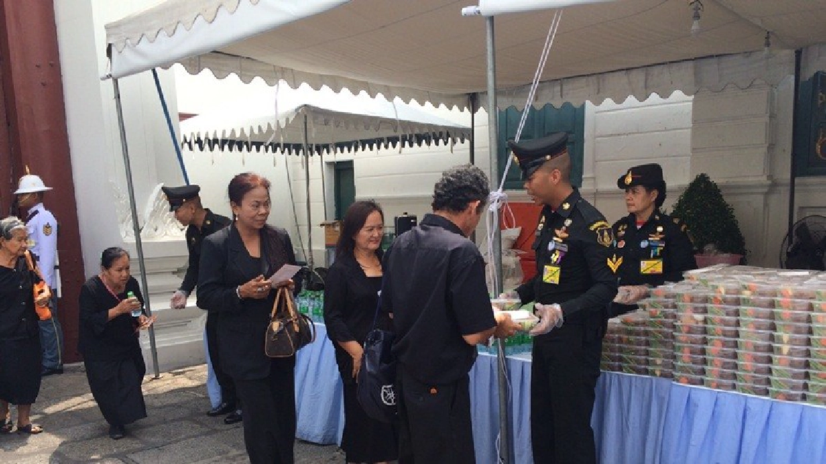 สมเด็จพระเจ้าอยู่หัว พระราชทานอาหาร 3 มื้อ