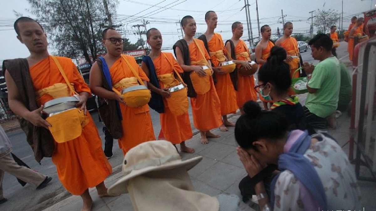 ศิษยานุศิษย์ "ธรรมกาย" ทำบุญตักบาตร (ภาพชุด) ศิษยานุศิษย์ "ธรรมกาย" ทำบุญตักบาตร (ภาพชุด)