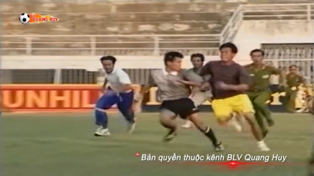 ผู้ตัดสินลีกเวียดนามโชว์การหลบหลีกสุดพลิ้ว