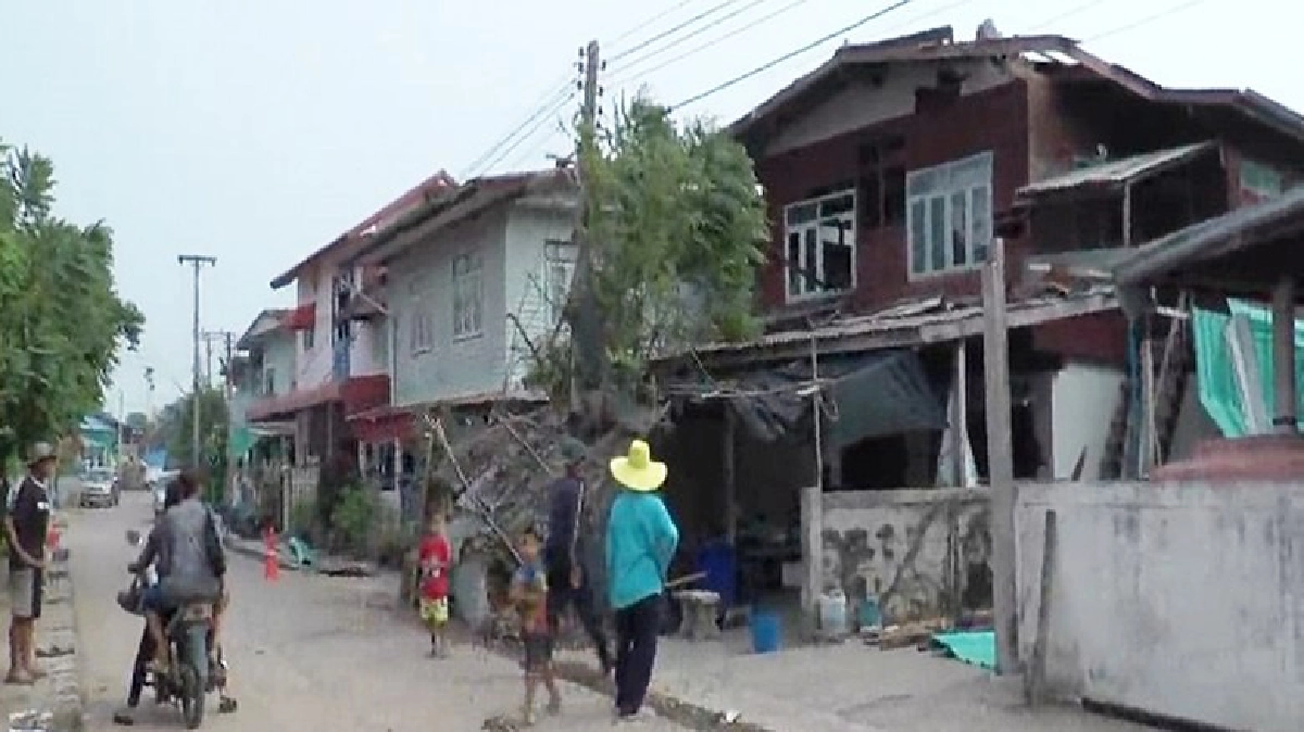 อ่วม!! ชาวบ้านเจอพายุฤดูร้อนพังบ้านกว่า50หลัง อ่วม!! ชาวบ้านเจอพายุฤดูร้อนพังบ้านกว่า50หลัง