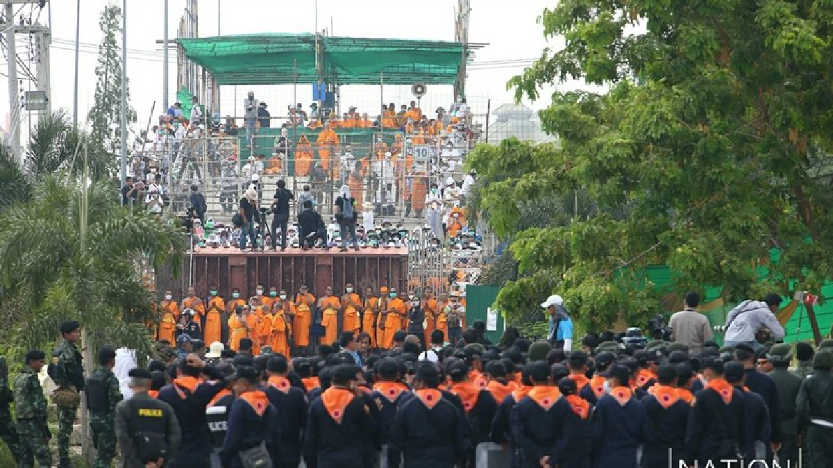 เหตุเผชิญหน้า จนท.-พระวัดพระธรรมกาย(ภาพชุด) เหตุเผชิญหน้า จนท.-พระวัดพระธรรมกาย(ภาพชุด)