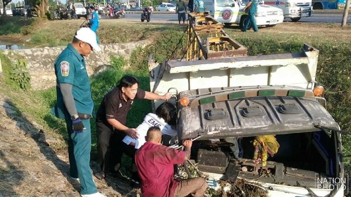 โชเฟอร์สิบล้อหลับในรถตกคลองดับ โชเฟอร์สิบล้อหลับในรถตกคลองดับ