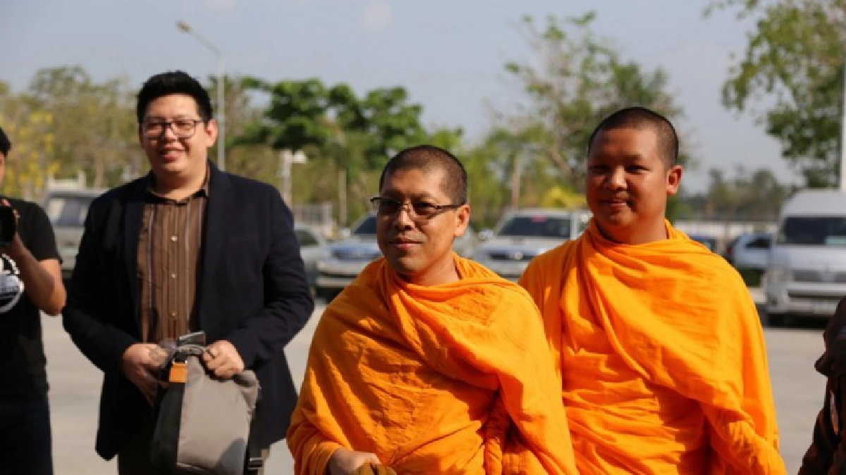 มาตามนัด "พระสนิทวงศ์" พบ พนง.สอบสวน มาตามนัด "พระสนิทวงศ์" พบ พนง.สอบสวน