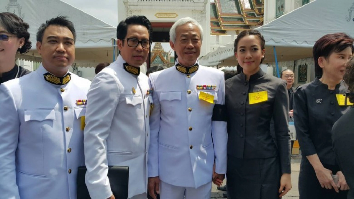 "เบิร์ด" ธงชัย ร่วมทีมจีเอ็มเอ็มแกรมมี่บำเพ็ญกุศลพระบรมศพ "เบิร์ด" ธงชัย ร่วมทีมจีเอ็มเอ็มแกรมมี่บำเพ็ญกุศลพระบรมศพ