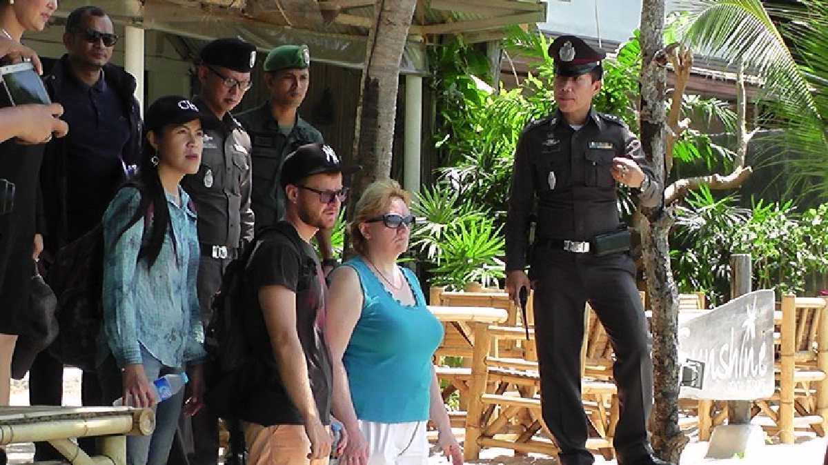 ตร.พาแม่-ญาตินักท่องเที่ยวสาวรัสเซียตรวจทั่วเกาะเต่า