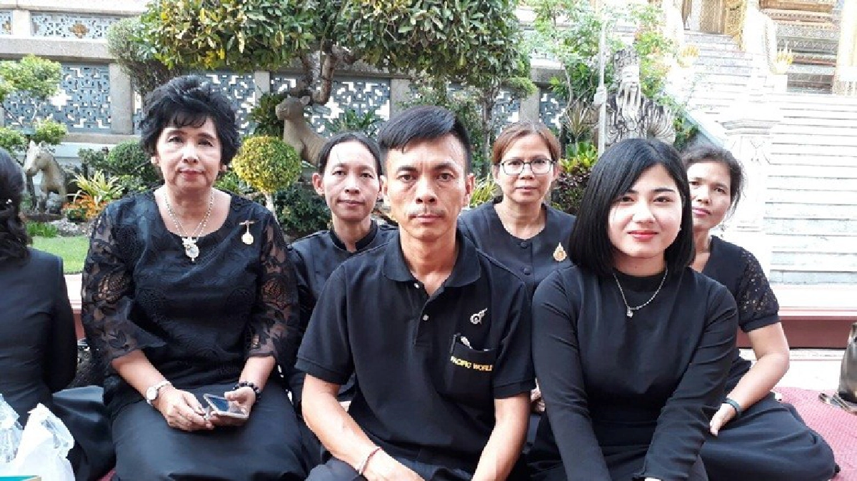 ประชาชนเฝ้าฯ รอรับเสด็จสมเด็จพระเจ้าอยู่หัว