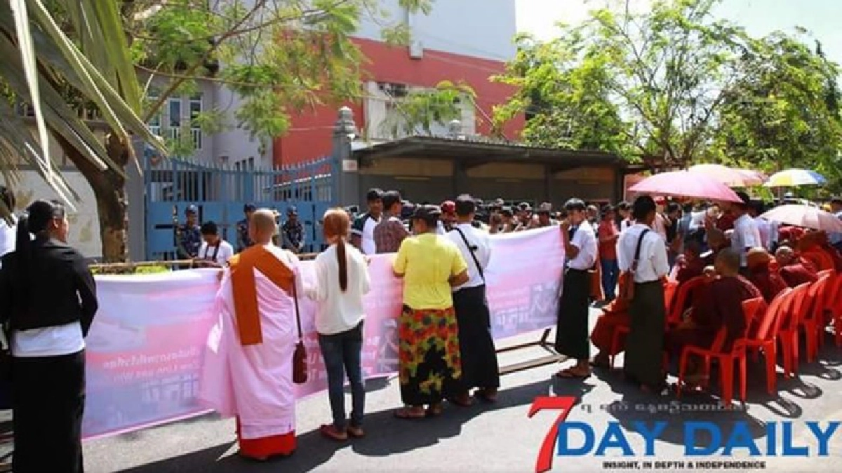 ประท้วงหน้าสถานทูตไทยให้ปล่อยผู้ต้องหาเกาะเต่า