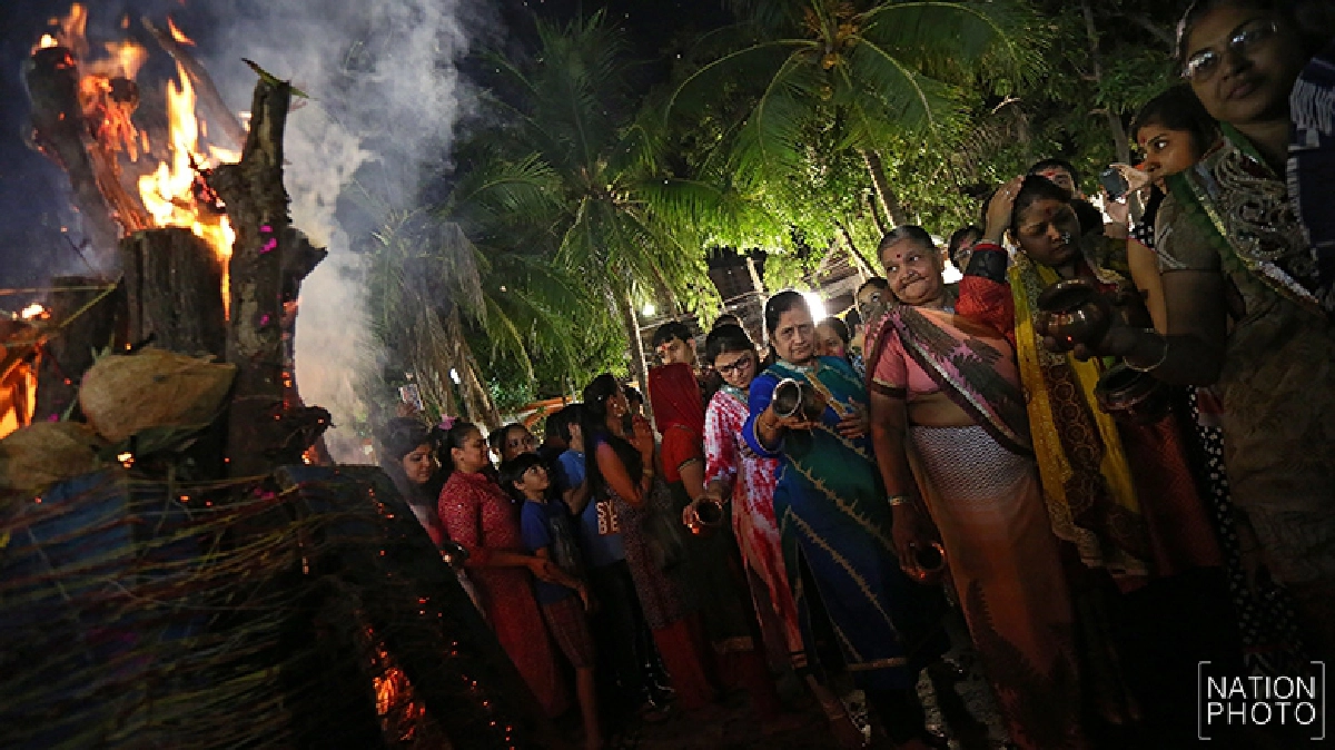 พิธีจุดกองไฟ Holika Dahan ก่อนเริ่มเทศกาลโฮลี (ภาพชุด) พิธีจุดกองไฟ Holika Dahan ก่อนเริ่มเทศกาลโฮลี (ภาพชุด)