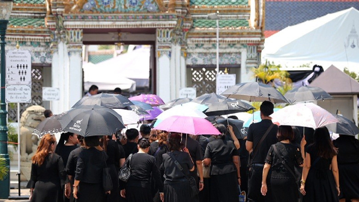 ประชาชนรอกราบสักการะพระบรมศพต่อเนื่อง ประชาชนรอกราบสักการะพระบรมศพต่อเนื่อง