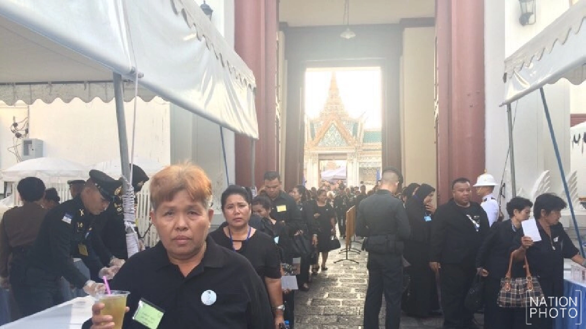 ประชาชนอิ่มท้องอาหาร-น้ำดื่ม พระราชทาน
