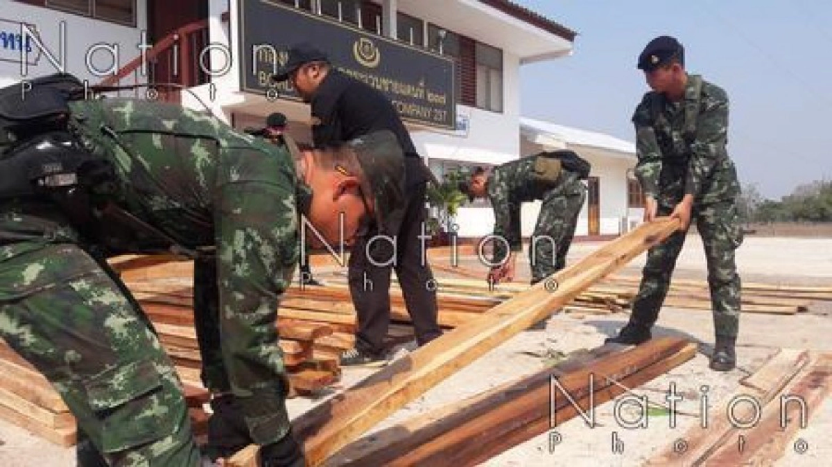 ตร.-ทหารจับไม้พะยูงจำนวนมากที่นครพนม ตร.-ทหารจับไม้พะยูงจำนวนมากที่นครพนม