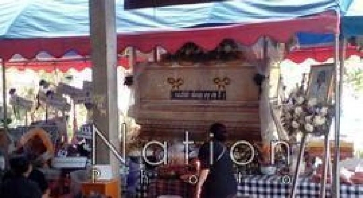 เผาแล้วสาวจัดหางานแขวนคอ-สามีบินร่วมงานศพกอดลูกน้อยร่ำไห้