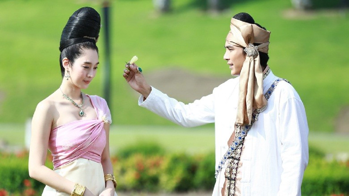 “ฐิสา” เขินหนักมาก“โตนนท์”ทำสวีทส่งดอกไม้ให้กลางสวน