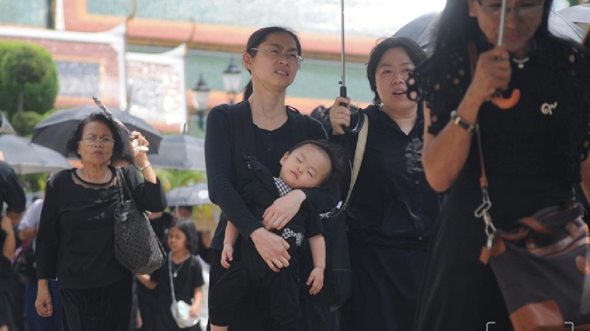 ปชช.เข้ากราบสักการะพระบรมศพ ร.9(ภาพชุด) ปชช.เข้ากราบสักการะพระบรมศพ ร.9(ภาพชุด)