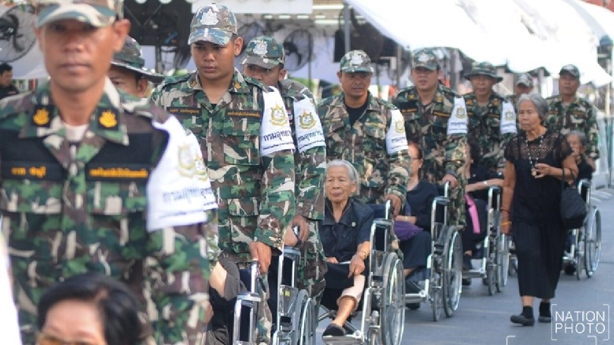 อยู่ต่างประเทศทนความคิดถึงไม่ไหว ต้องรีบมากราบพระบรมศพ