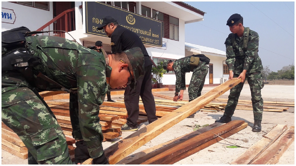 ยึดเก๋งบรรทุกพะยูงเตรียมข้ามโขง