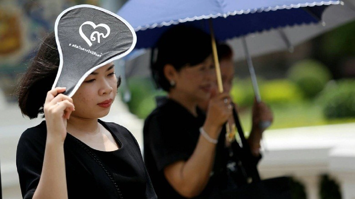 ปชช.ฝ่าเปลวแดดถวายสักการะพระบรมศพกว่าสามหมื่น ปชช.ฝ่าเปลวแดดถวายสักการะพระบรมศพกว่าสามหมื่น