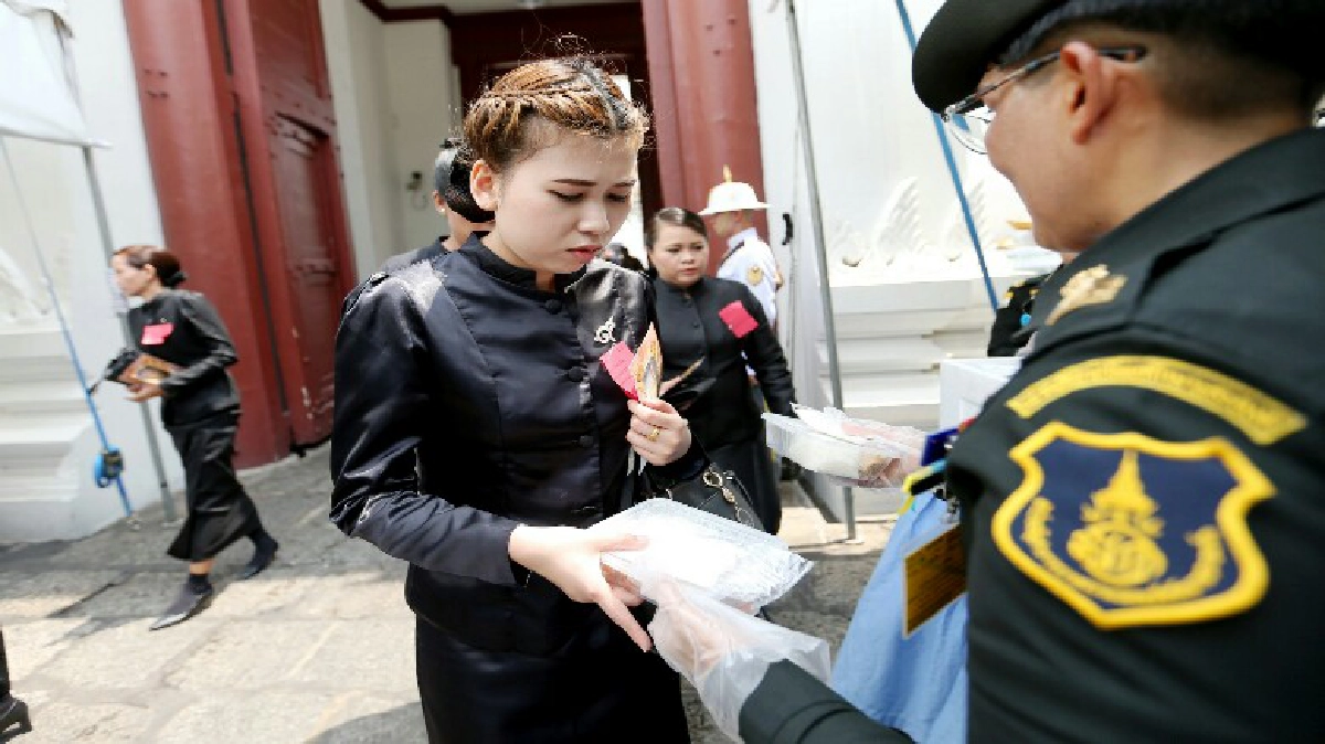 สมเด็จพระเจ้าอยู่หัว พระราชทานอาหารให้ประชาชนอิ่มท้อง
