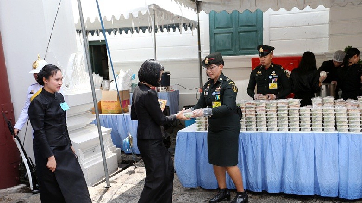 จัดข้าวแกงบุ่มไบ่(แกงโบราณ)แจกจ่ายประชาชน จัดข้าวแกงบุ่มไบ่(แกงโบราณ)แจกจ่ายประชาชน