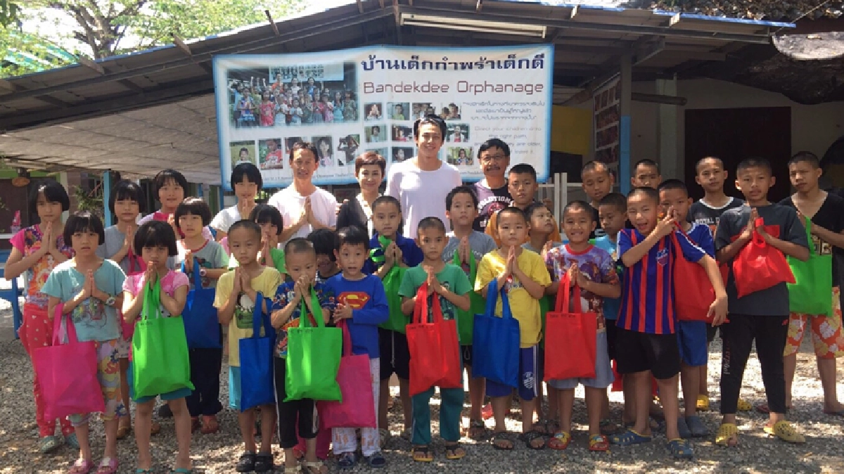 'หมาก' พาคุณพ่อคุณแม่ทำบุญวันเกิดที่ลำปาง