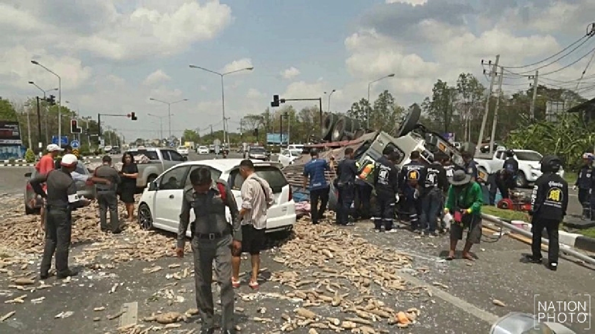 หวิดสลด!สิบล้อขนมันเบรกแตกพลิกคว่ำ