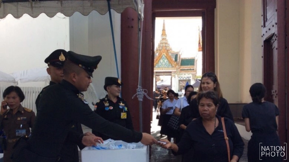 สมเด็จพระเจ้าอยู่หัว พระราชทานอาหาร-น้ำดื่ม ทั้งวัน