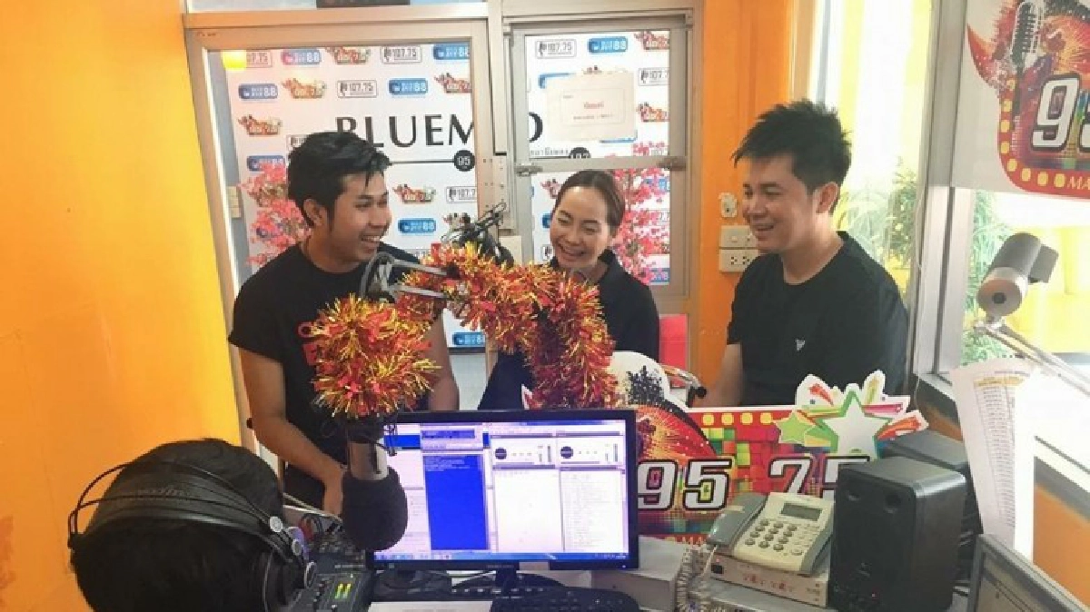 แก้วฟ้า ยึดวิธีเก่าโปรโมทเพลง เดินสายอ้อนดีเจทั่วประเทศ