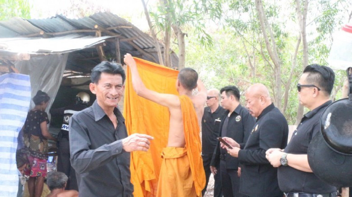จับพระมั่วสุมนั่งก๊งเหล้าสีกากลางวันแสก ๆ 